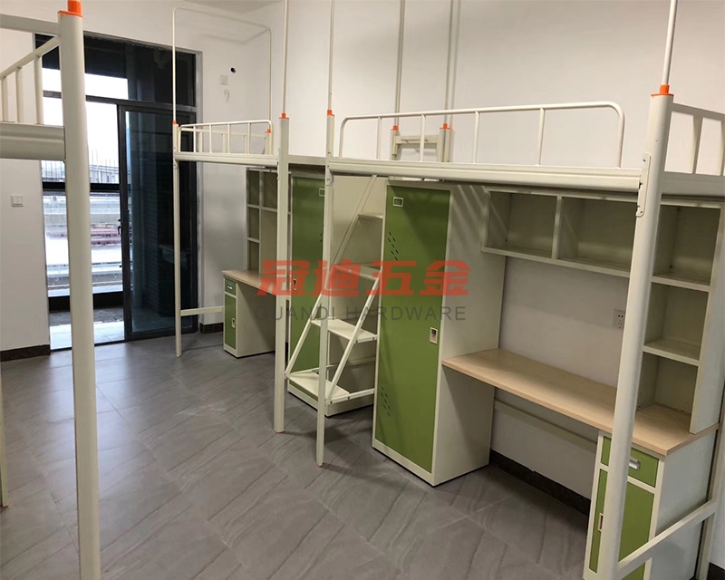 除了防護欄和安全梯，宿舍鐵床還有哪些防止跌落的設計？