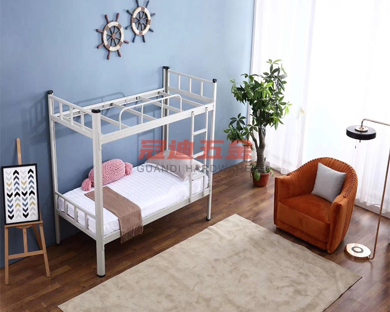 上下鋪鐵床上鋪老搖晃的原因是？